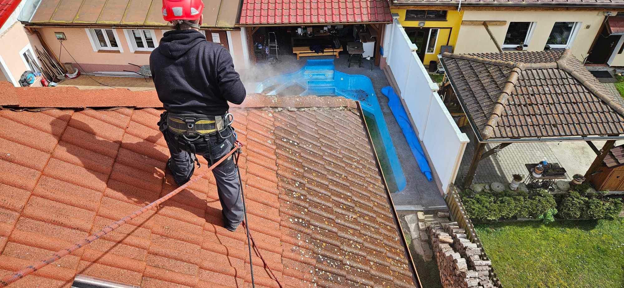 Tlakové čištění střechy, impregnace a nový nátěr střechy v Plzeňském kraji